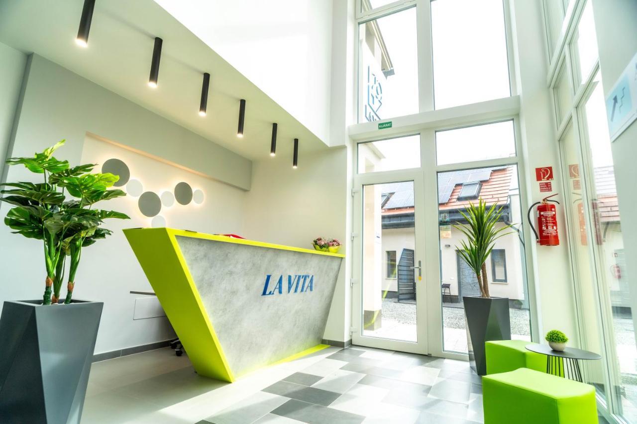 La Vita Premium Panzio Gyula Luaran gambar